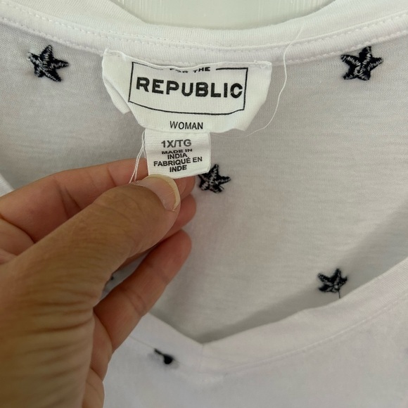 For The Republic Women’s White V-Neck T Shirt with Navy Stars Top Size 1X - Picture 2 of 7